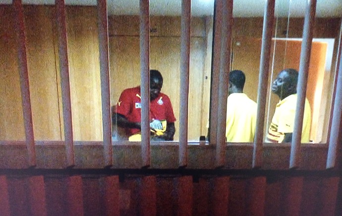 jogadores de Gana recebendo o dinheiro no hotel (Foto: Almir de Queiroz / TV Globo)