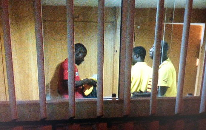 jogadores de Gana recebendo o dinheiro no hotel (Foto: Almir de Queiroz / TV Globo)