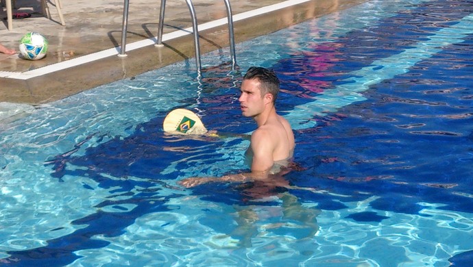 van persie caiçaras piscina holanda (Foto: Gustavo Rotstein)