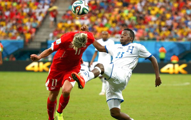 Valon Behrami e Marvin Chavez Honduras e Suíça (Foto: Agência Reuters)