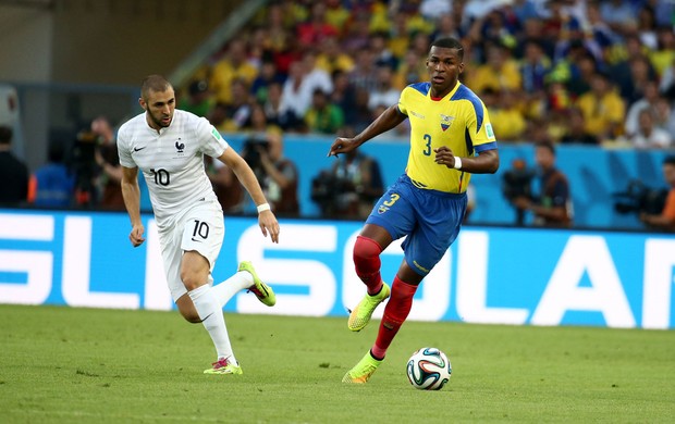 Benzema e Erazo Equador x França (Foto: André Durão / Globoesporte)