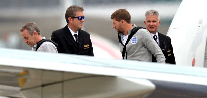 Steven Gerrad no desembarque da Inglaterra (Foto: AFP)