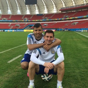 No Beira-Rio, Agüero deseja feliz aniversário a Messi (Foto: Reprodução / Instagram)