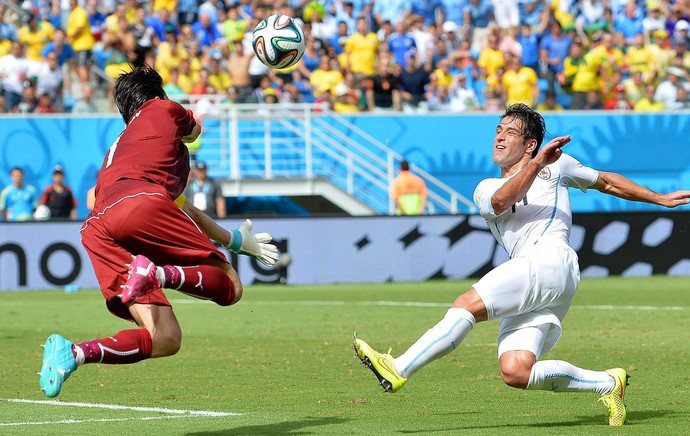 Lodeiro Buffon italia x uruguai (Foto: EFE)