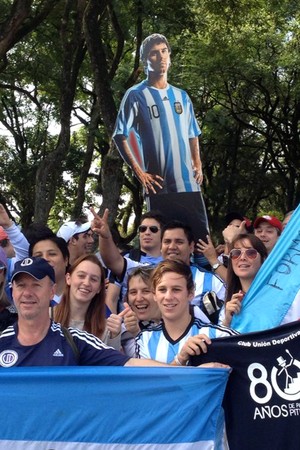 Torcedores cartaz Messi porto alegre argentina (Foto: Cahê Mota)