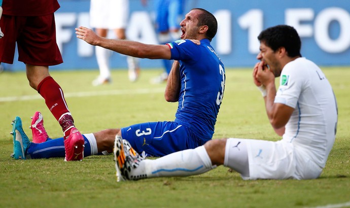 Chiellini Suarez italia x uruguai (Foto: Reuters)