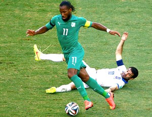 Drogba e Giorgos Karagounis Grécia e Costa do Marfim (Foto: Agência Reuters)