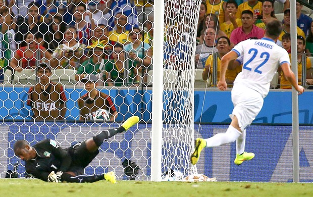 Samaris marca gol da Grécia contra a Costa do Marfim (Foto: Agência Reuters)