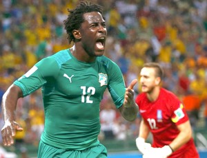 Bony comemora gol da Costa do Marfim contra a Grécia (Foto: Agência Reuters)