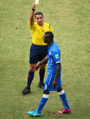 balotelli cartão amarelo talia x uruguai (Foto: Getty Images)