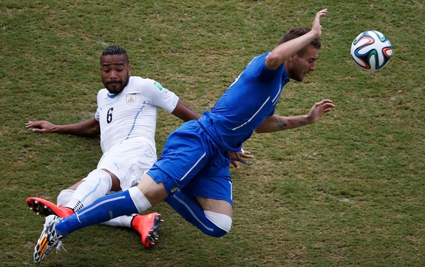 Alvaro Pereira e Immobile uruguai x italia (Foto: Reuters)