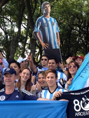 Torcedores cartaz Messi porto alegre argentina (Foto: Cahê Mota)