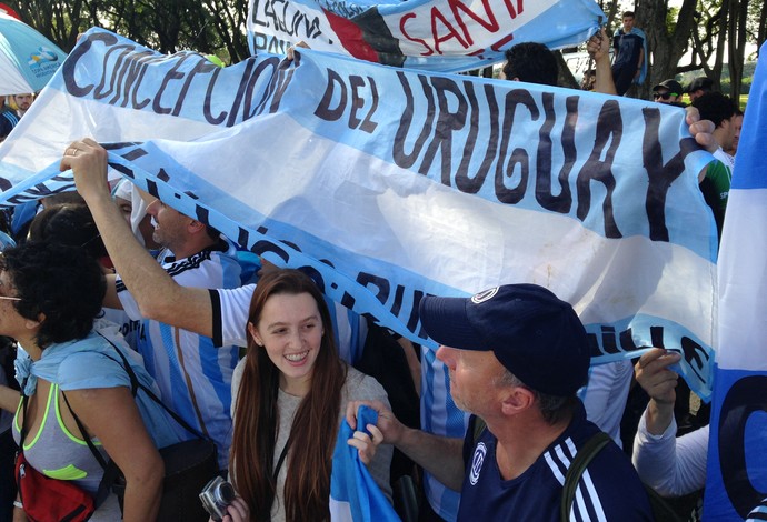 Torcedores argentinos esperam pela chegada da delegação argentina (Foto: Caetanno Freitas/GloboEsporte.com)