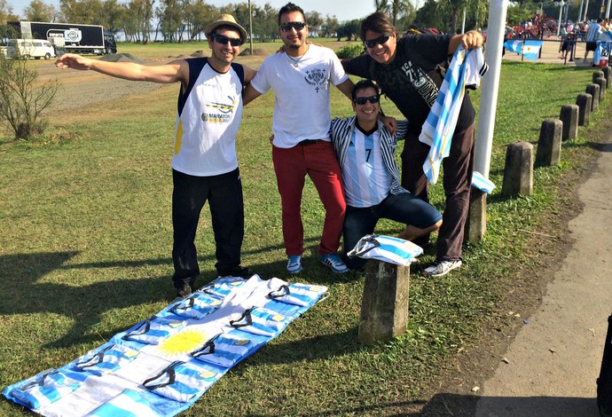 Torcedores vendem camisas da seleção argentina em frente ao Beira-Rio, valor é R$ 40 (Foto: Luiza Carneiro/GloboEsporte.com)