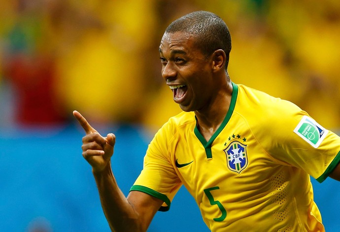 Fernandinho gol Brasil x Camarões (Foto: Reuters)