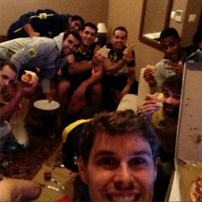 seleção brasileira volei pizza lucarelli, bruninho (Foto: Reprodução/Instagram)