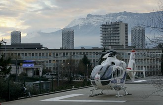 Helicóptero de resgate como o que resgatou Michael Schumahcer, no Hospital de Grenoble (Foto: Reuters)