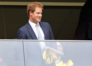 Princípe Harry no jogo Brasil x Camarões (Foto: AP)