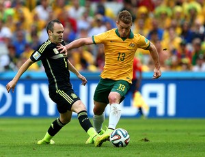 Iniesta e Bozanic Espanha x Autralia (Foto: Getty Images)