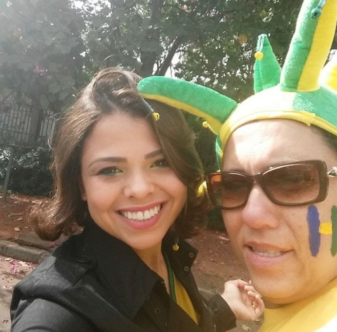 Erica, esposa de Hernanes, com a sogra, prontas para o jogo do Brasil (Foto: Reprodução/instagram)