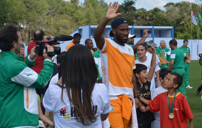 Drogba Autógrafos Treino Costa do Marfim (Foto: Guto Marchiori)