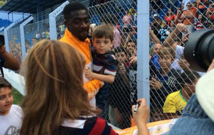 Kolo Touré Autógrafos Treino Costa do Marfim (Foto: Gabriela Delman)