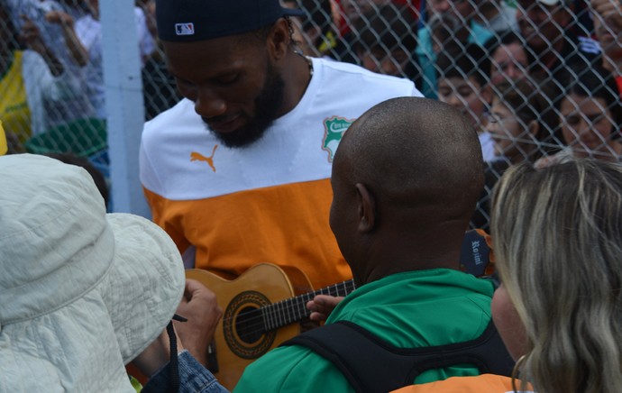 Drogba Autógrafos Treino Costa do Marfim (Foto: Guto Marchiori)