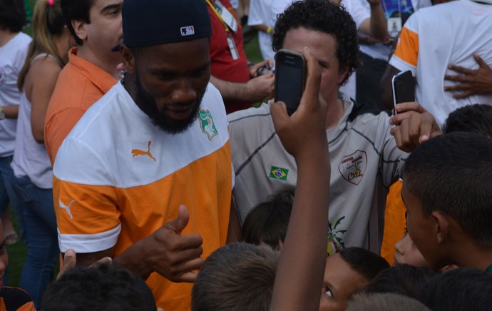 Drogba Autógrafos Treino Costa do Marfim (Foto: Guto Marchiori)