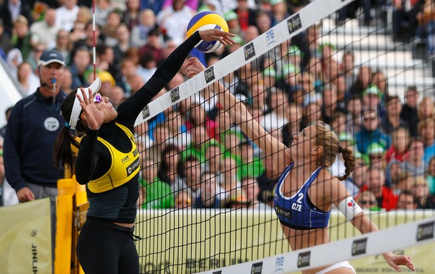 Juliana ataca durante a final do Grand Slam de vôlei de praia, realizado na Alemanha (Foto: Divulgação/FIVB)