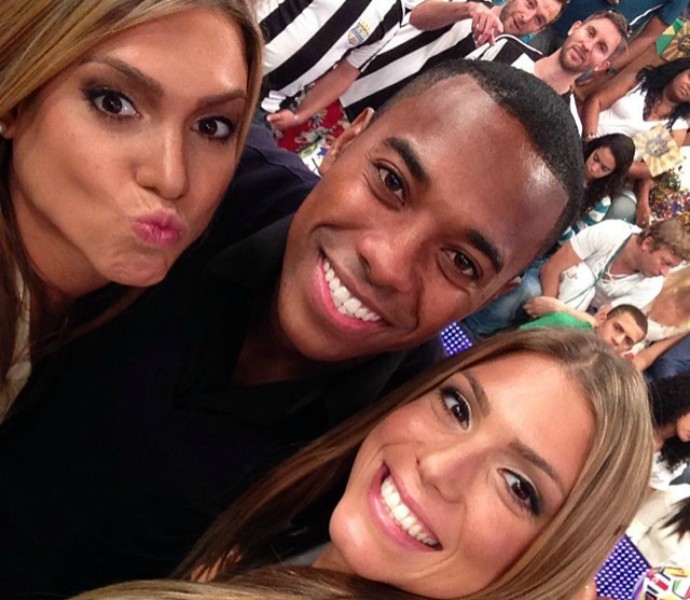 Bia e Branca Feres, do nado sincronizado, posam com Robinho no "esquenta" (Foto: Reprodução/Instagram')