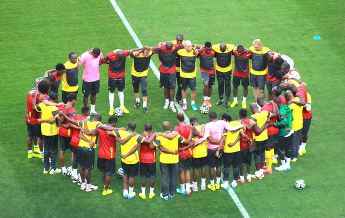 jogadores no treino de Camarões (Foto: Thiago Lavinas)