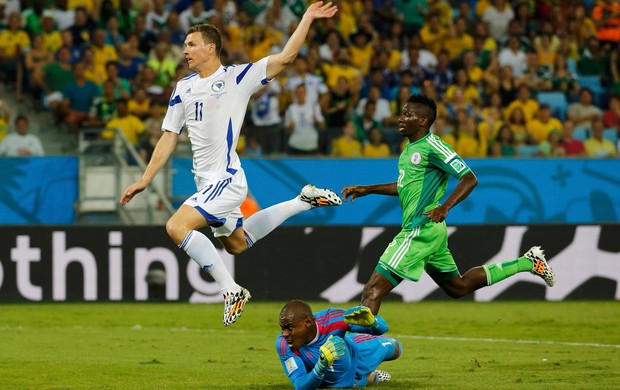 Dzeko marca gol mal anulado Bósnia x Nigéria Arena Pantanal (Foto: Reuters)