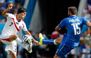 Bolaños Barzagli  Costa Rica x Itália (Foto: AP)