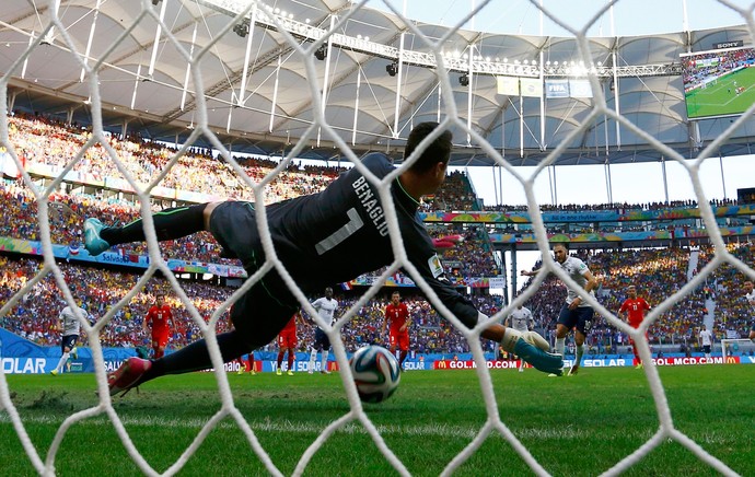 Benzema pênalti perdido Suíça x França (Foto: Reuters)