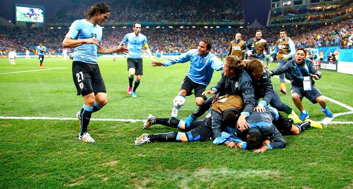 Luis Suarez comemoração Uruguai contra Inglaterra (Foto: Reuters)