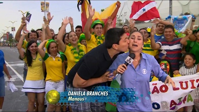 Repórter Daniela Branches entra ao vivo de Manaus e é beijada por torcedor (Foto: Reprodução)