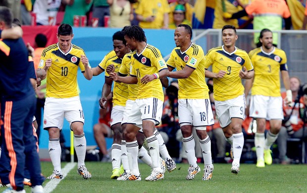 James Rodrigues comemorando com Jogadores - Colômbia x Costa do Marfim (Foto: AP)