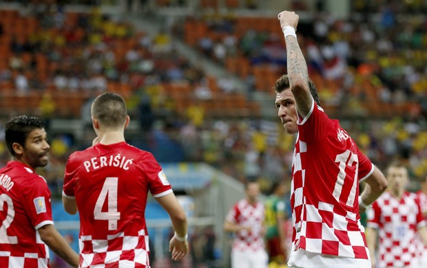 Mandzukic gol Croácia x Camarões (Foto: EFE)