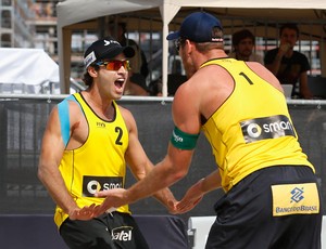 Bruno Schmidt e Alison comemoram ponto durante o Grand Slam de Berlim (Foto: Divulgação/FIVB)