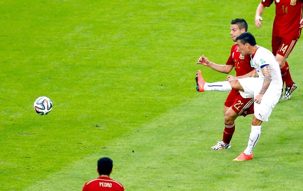 Charles Aranguiz gol jogo Espanha x Chile (Foto: Reuters)