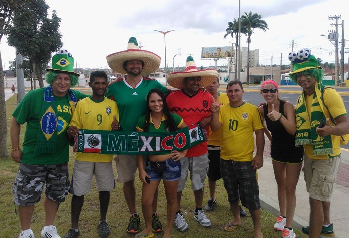 Brasileiros e mexicanos perto do Castelão (Foto: Juscelino Filho)