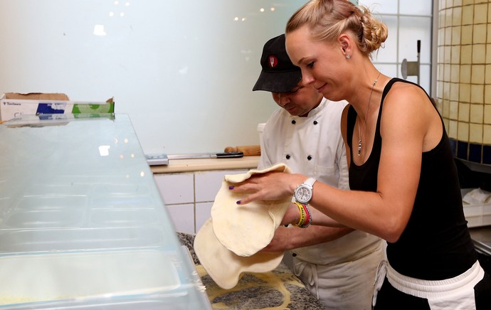 tênis Caroline Wozniacki fazendo pizza (Foto: Agência Getty Images)