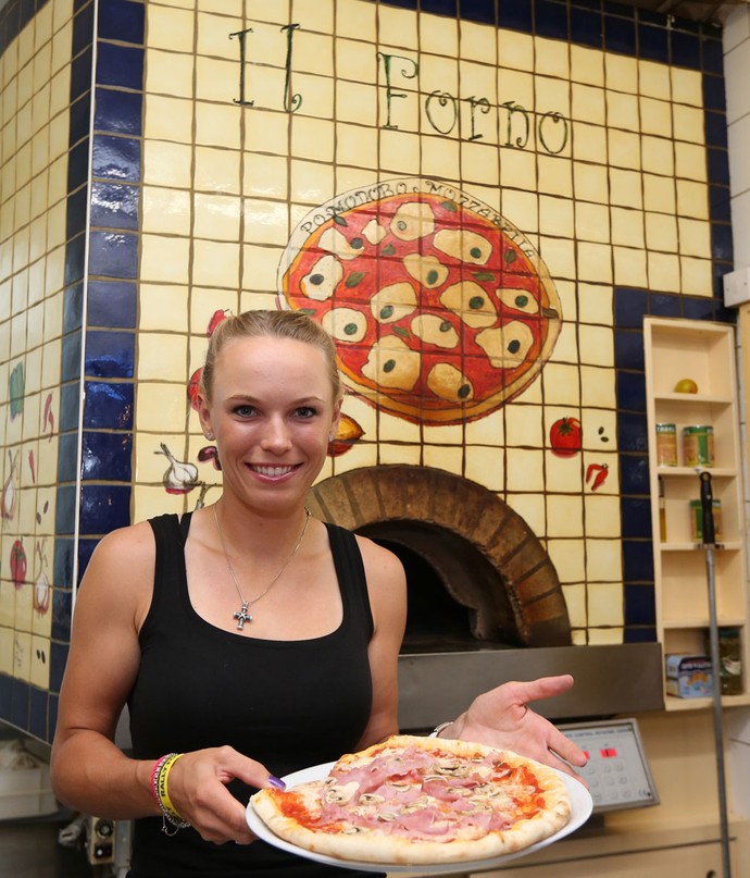 tênis Caroline Wozniacki fazendo pizza (Foto: Agência Getty Images)