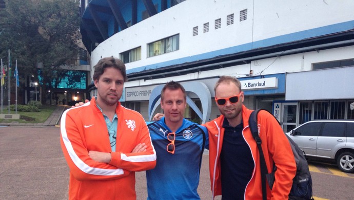 Eric  veio à capital com os amigos para ver a Holanda e acabou por trocar a camisa com um gremista. (Foto: Paula Menezes/GloboEsporte.com)