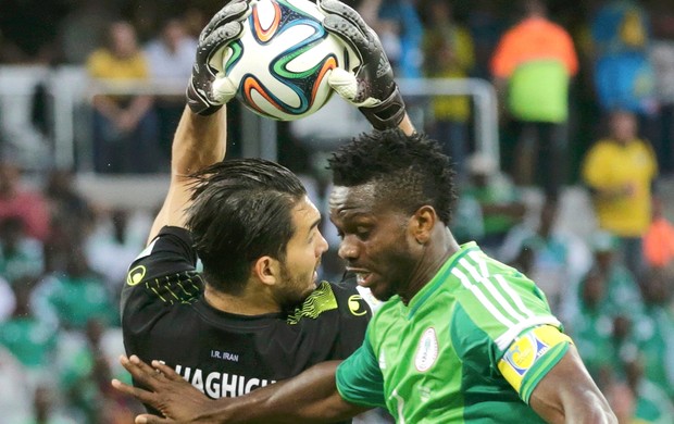  Alireza Haghighi e Joseph Yobo jogo Irã x Nigéria (Foto: Reuters)