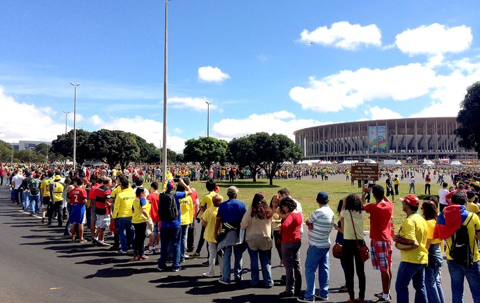 fila entrada estádio Mané Garrincha problemas jogo Copa (Foto: Fabrício Marques)