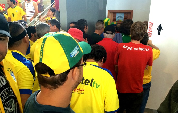 fila banheiro estádio Mané Garrincha problemas jogo Copa (Foto: Fabrício Marques)