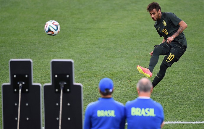 Neymar no treino do Brasil em São Paulo (Foto: Getty Images)