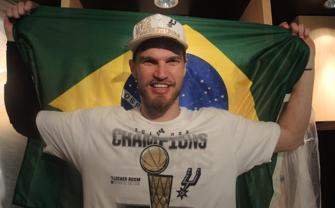 Tiago Splitter campeão NBA  (Foto: David Abramvezt)