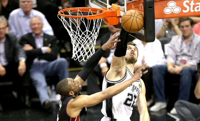 Tiago Splitter toco final NBA Miami x San Antonio jogo 5 (Foto: Getty Images)